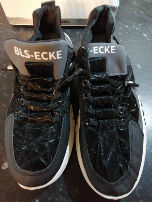  — Trainer's size *6*