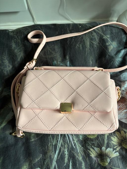  — Women’s handbag