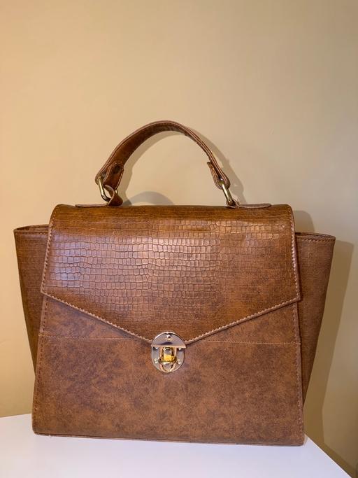  — Women’s brown handbag with top handle