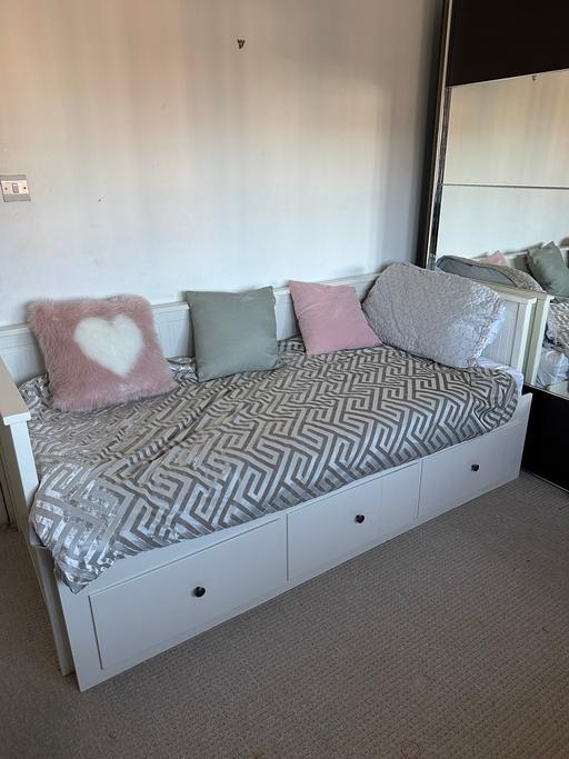  — IKEA Hemnes Day bed 3 drawers Good Conidition
