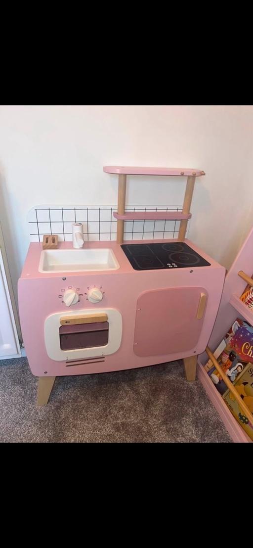  — Children's play kitchen