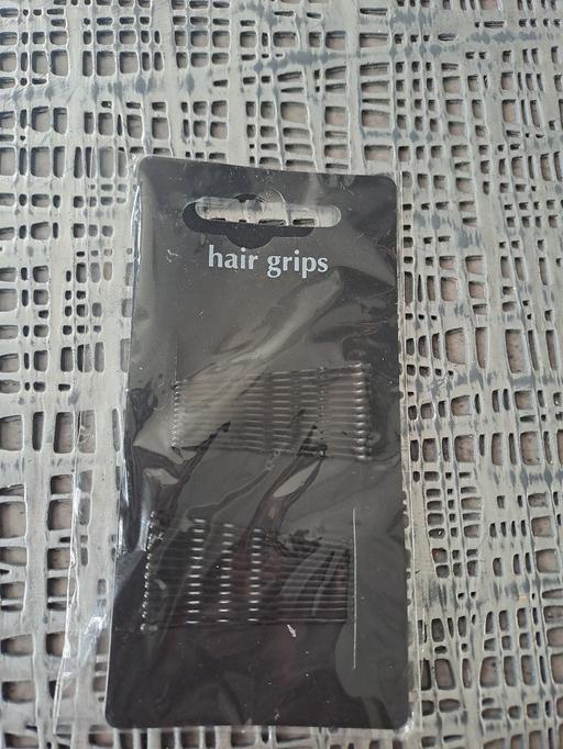  — hair grips