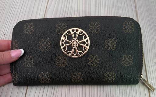  — Pretty brown purse with gold