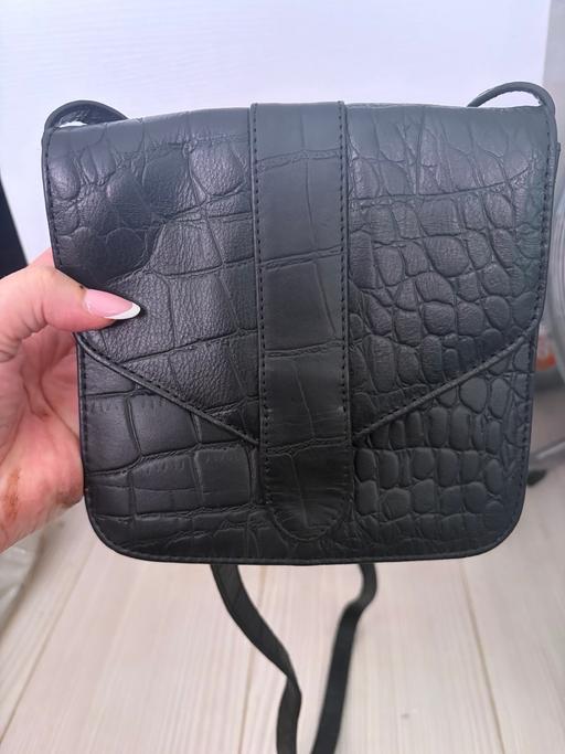  — Small black shoulder bag