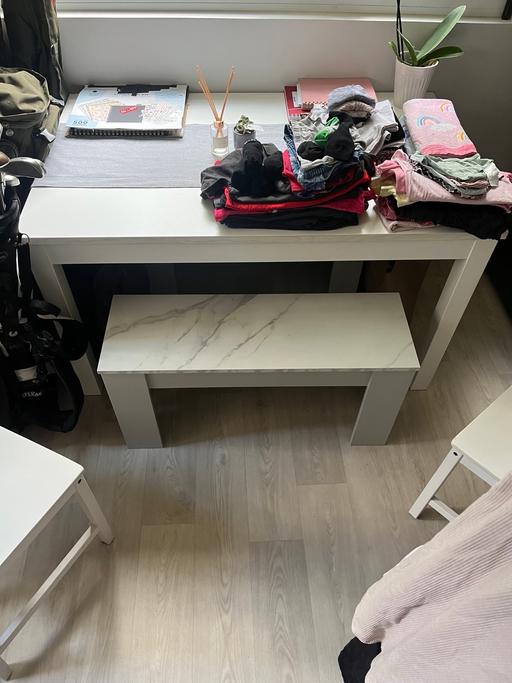  — Extendable dining table and chairs / 2 benchs