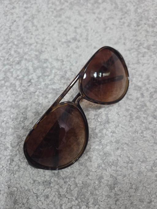  — Ladies sunglasses