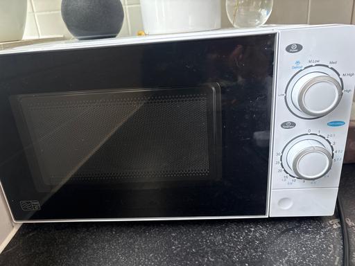  — White Microwave in Excellent condition