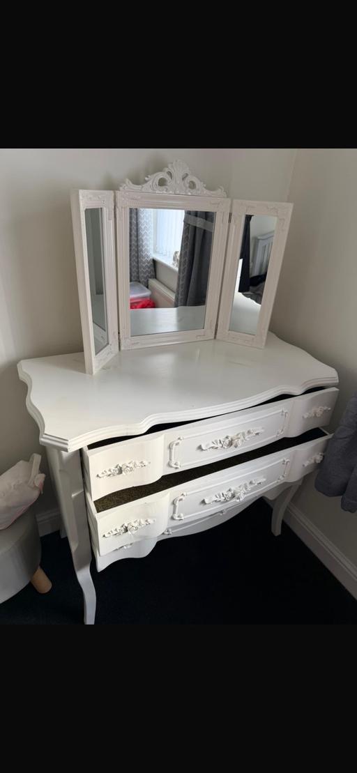  — Strong dressing table with mirror