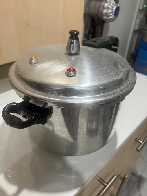  — Aluminium pressure cooker 22cm 5 litres