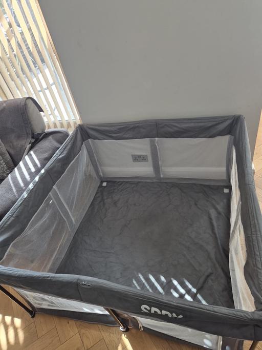  — Foldable baby pen