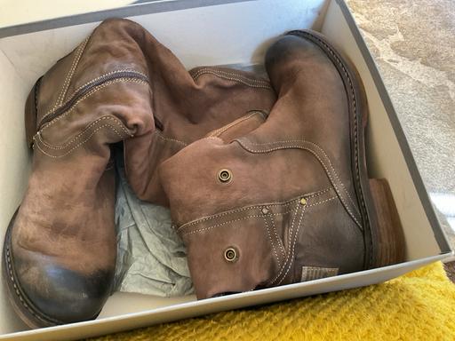  — Manas boots