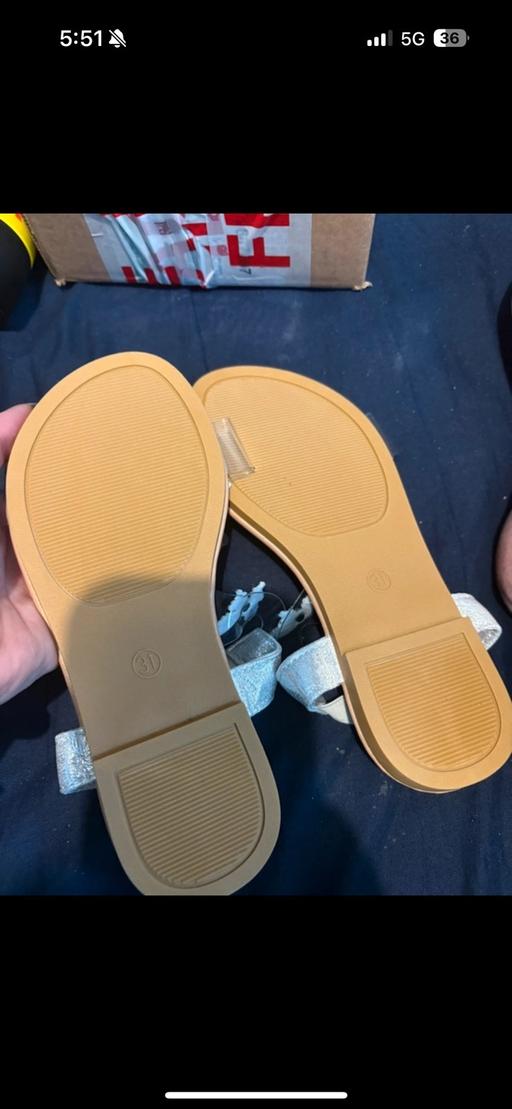  — Kids sandals