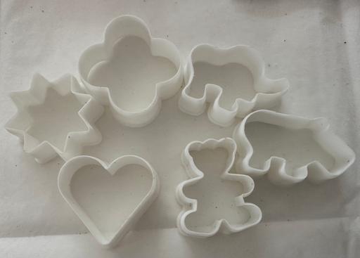  — Shaped cooking cutters