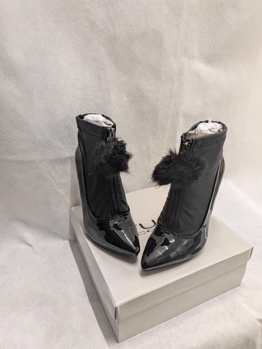  — New size 4 shoe boots
