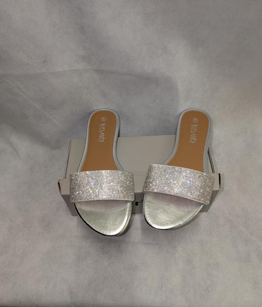  — New size 4 silver sliders