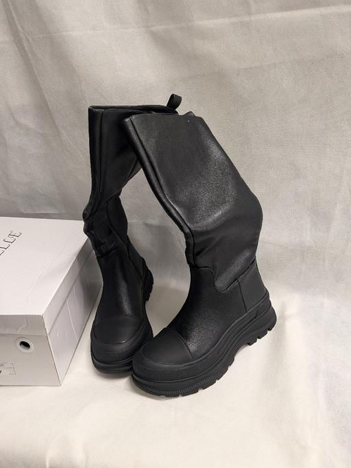  — New size 4 chunky boots