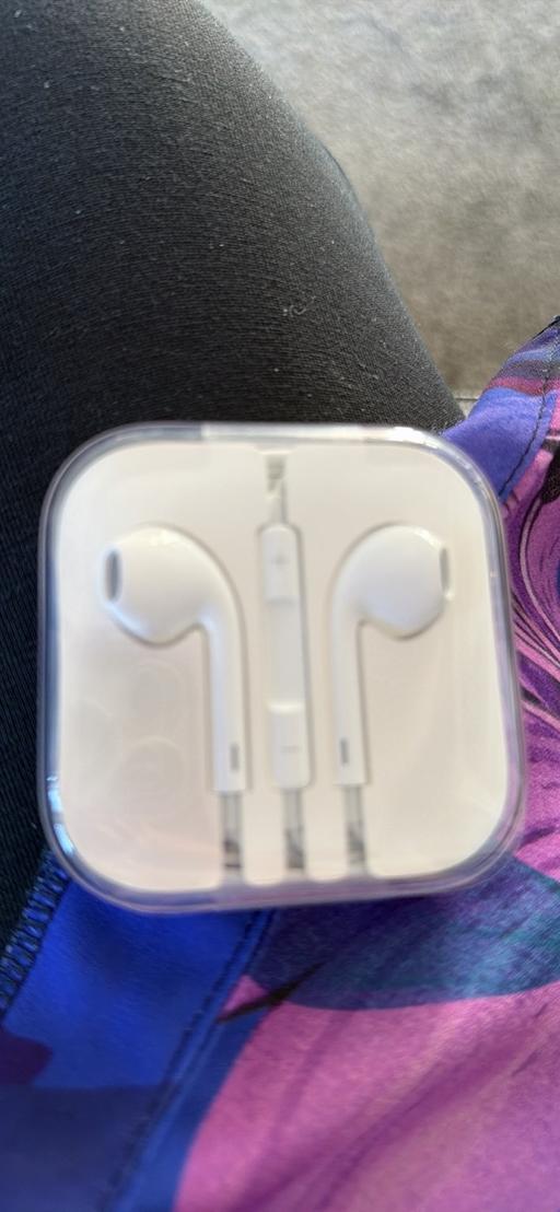  — IPhone earplugs headphones