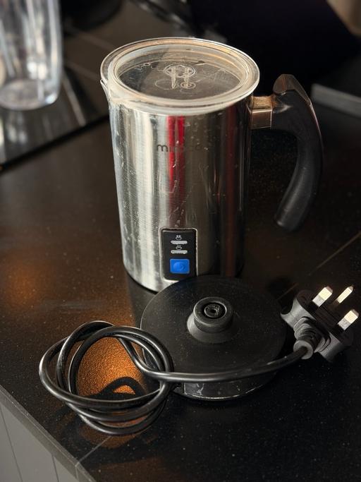  — Milk frother and heater