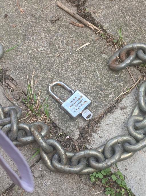 — big thick chain and paddlock with key suitabl