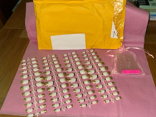  — 96 Pcs Press On Nails - Milky White & Gold
