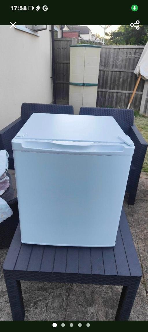  — ESSENTIALS CTT50W20 Mini Fridge