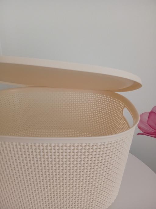  — Storage box with lid