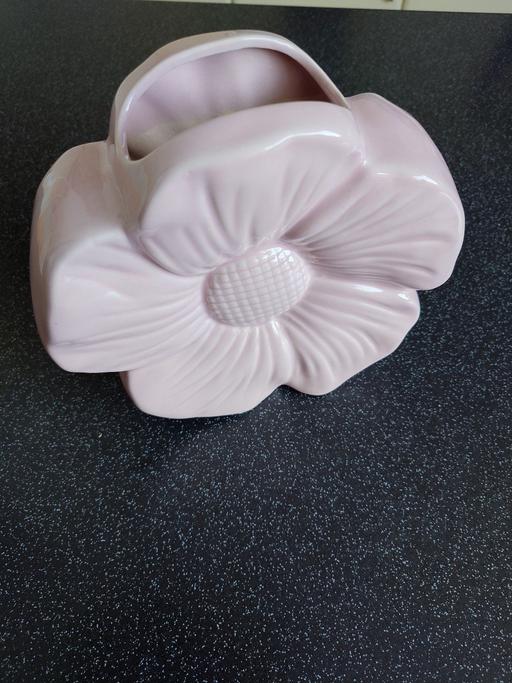  — Flower shaped vase