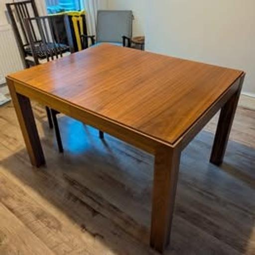  — Extendable walnut dining table (4-10 ppl)