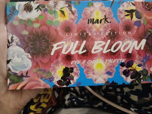  — Avon full bloom make up pallette