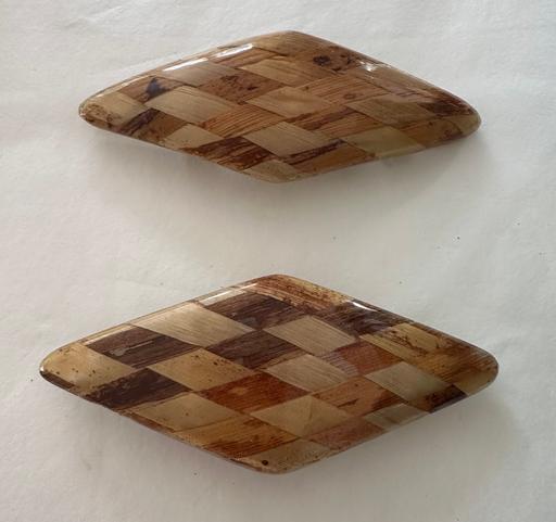  — 2 hair clips