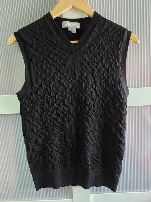  — Size M LYLE & SCOTT black sleeveless top