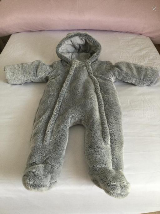  — Snowsuit for baby age 6/9months