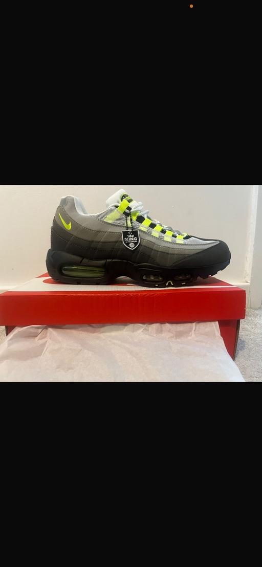  — Men’s trainers