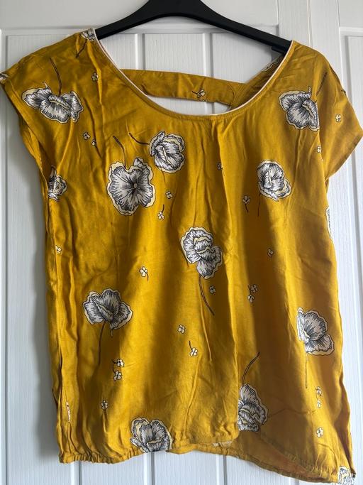  — Yellow short sleeved top