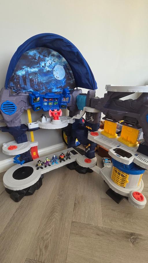  — Imaginext super sounds batman base
