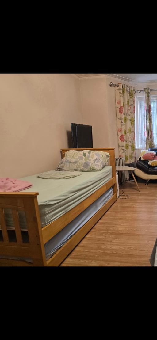  — 2 Bed and 2x Matress bottom bed pulls out