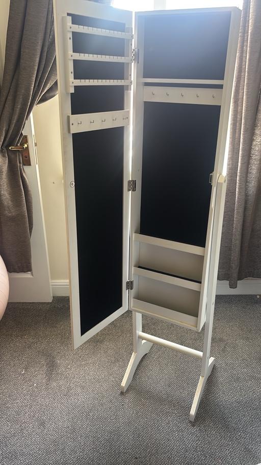  — Full length jewellery mirror