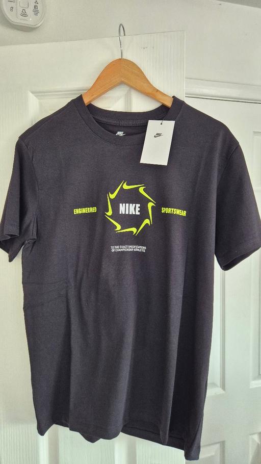  — Mens Nike T-shirt Medium Brand New