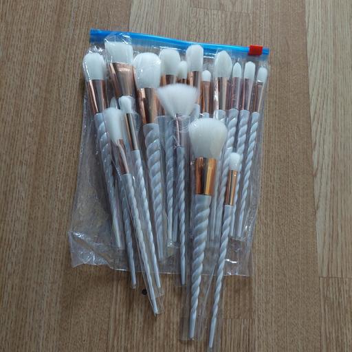  — make up brushs new x 17 mixed