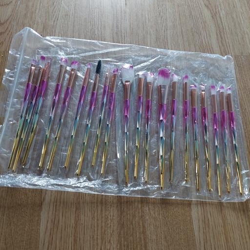  — make up brushs new x 20 mixed sizes