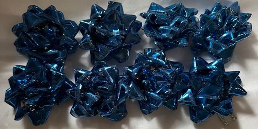  — Gift bows x8