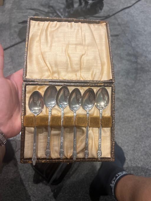  — Leather case with 7 silver plated spoons