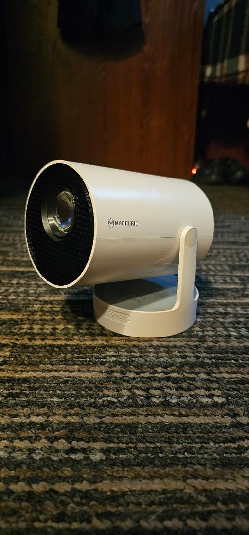  — phone  / WIFI  Mini projector comes with scre