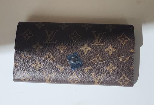  — lv wallet