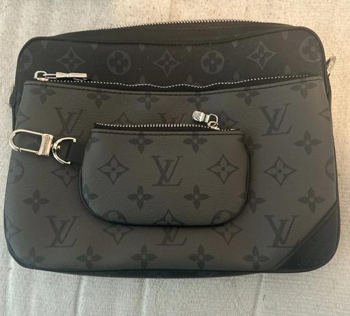  — lv manbag
