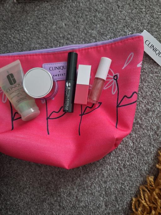  — Clinique Make-Up Bundle