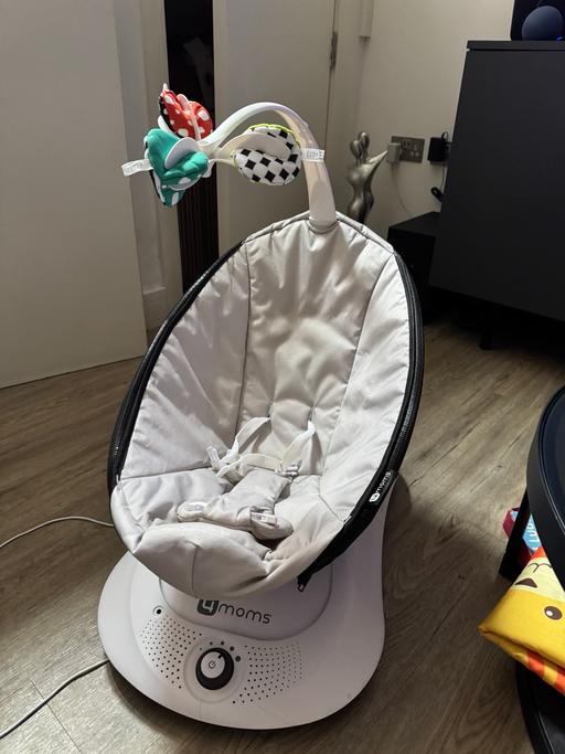  — 4 moms baby swing - excellent condition