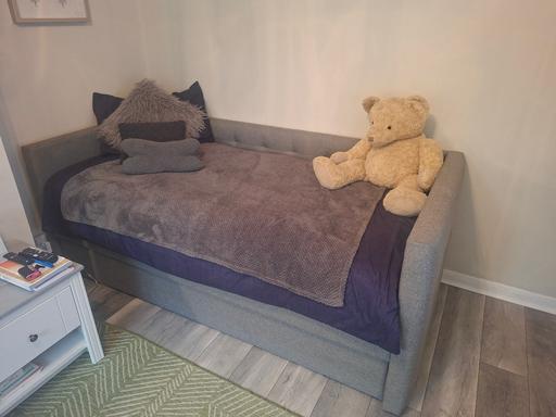  — Single bed with trundle bed + mattresses