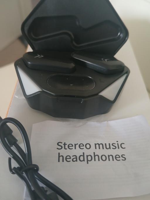  — Headphones )
