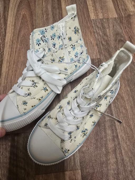  — NEW size 2 TU girls canvas pumps shoes